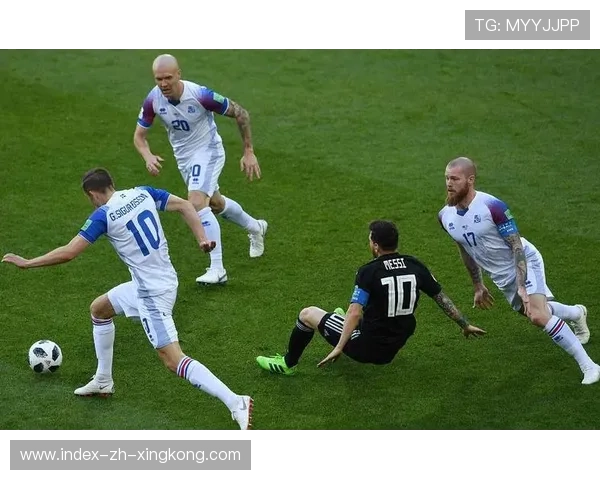 足球临门一脚踢飞，解说怒吼“怎么可能”